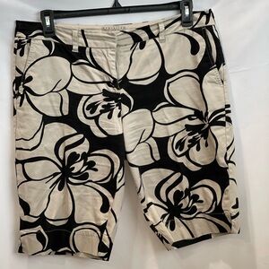 New York & Co Manhattan Bermuda Shorts black & white floral design